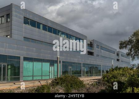 Llucmajor, Spagna; dicembre 05 2021: Società Halcon viajes presso la sua sede nel parco industriale Son Noguera, Llucmajor, isola di Maiorca, Spagna Foto Stock