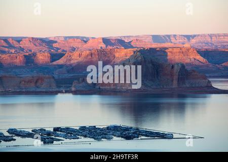 Glen Canyon National Recreation Area, Page, Arizona, Stati Uniti. Vista su Wahweap Marina fino alle alte e aspre scogliere di Castle Rock e Romana Mesa, tramonto. Foto Stock