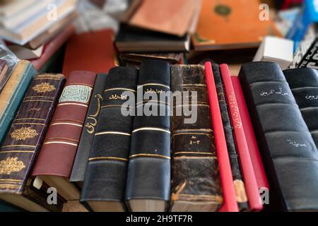 Ankara, Turchia - Dicembre 05 2021: I vecchi libri coperti di pelle in lingua araba ottomana sono venduti al mercato delle pulci. Foto Stock