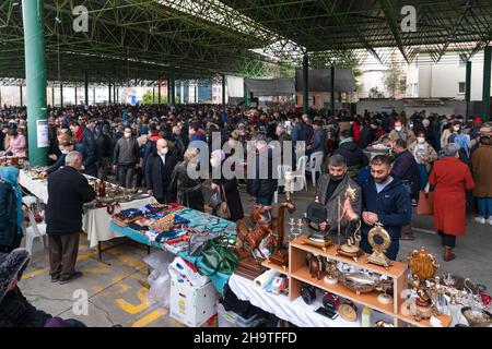 Ankara, Turchia - Dicembre 05 2021: Mercato delle pulci molto affollato durante la pandemia. Foto Stock