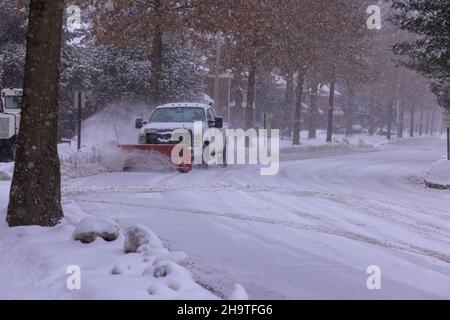 Servizio municipale con spazzaneve che rimuove la neve dalla strada Foto Stock