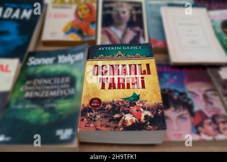 Ankara, Turchia - Dicembre 05 2021: Libro di storia ottomana (Osmanli Tarihi in turco) è in vendita in un mercato delle pulci. Foto Stock