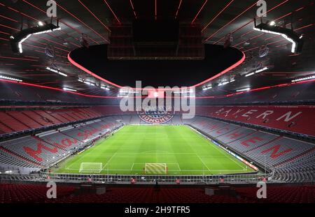 Monaco di Baviera, Germania. 08th Dic 2021. Calcio: Champions League, Bayern Monaco di Baviera - FC Barcellona, Group Stage, Group e, Matchday 6, Allianz Arena. Gli stand per gli spettatori sono vuoti prima della partita. Credit: Sven Hoppe/dpa/Alamy Live News Foto Stock