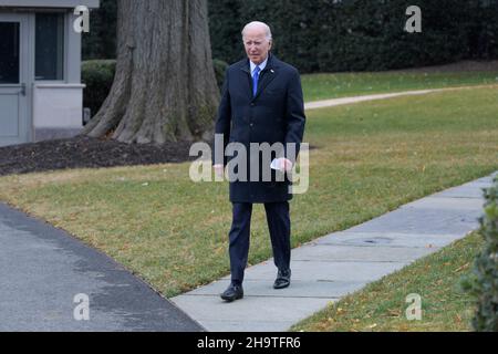 Washington, Stati Uniti. 08th Dic 2021. Il Presidente DEGLI STATI UNITI Joe Biden parte da South Lawn in rotta per la Joint base Andrew oggi il 08 dicembre 2021 alla Casa Bianca a Washington DC, USA. (Foto di Lenin Nolly/Sipa USA) Credit: Sipa USA/Alamy Live News Foto Stock