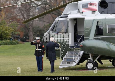 Washington, Stati Uniti. 08th Dic 2021. Il Presidente DEGLI STATI UNITI Joe Biden parte da South Lawn in rotta per la Joint base Andrew oggi il 08 dicembre 2021 alla Casa Bianca a Washington DC, USA. (Foto di Lenin Nolly/Sipa USA) Credit: Sipa USA/Alamy Live News Foto Stock