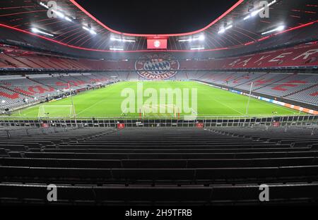 Monaco di Baviera, Germania. 08th Dic 2021. Calcio: Champions League, Bayern Monaco di Baviera - FC Barcellona, Group Stage, Group e, Matchday 6, Allianz Arena. Gli stand per gli spettatori sono vuoti prima della partita. Credit: Sven Hoppe/dpa/Alamy Live News Foto Stock