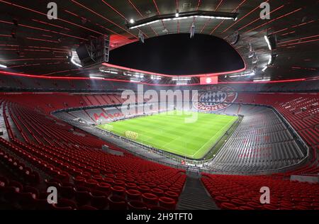 Monaco di Baviera, Germania. 08th Dic 2021. Calcio: Champions League, Bayern Monaco di Baviera - FC Barcellona, Group Stage, Group e, Matchday 6, Allianz Arena. Gli stand per gli spettatori sono vuoti prima della partita. Credit: Sven Hoppe/dpa/Alamy Live News Foto Stock