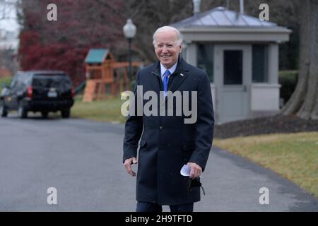 Washington, Stati Uniti. 08th Dic 2021. Il Presidente DEGLI STATI UNITI Joe Biden parte da South Lawn in rotta per la Joint base Andrew oggi il 08 dicembre 2021 alla Casa Bianca a Washington DC, USA. (Foto di Lenin Nolly/Sipa USA) Credit: Sipa USA/Alamy Live News Foto Stock