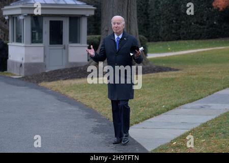 Washington, Stati Uniti. 08th Dic 2021. Il Presidente DEGLI STATI UNITI Joe Biden parte da South Lawn in rotta per la Joint base Andrew oggi il 08 dicembre 2021 alla Casa Bianca a Washington DC, USA. (Foto di Lenin Nolly/Sipa USA) Credit: Sipa USA/Alamy Live News Foto Stock