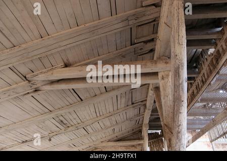 Tetto di legno su una fattoria di pollo. Allevamento polli. Foto Stock