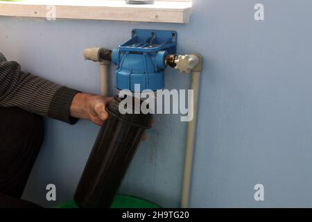 Cartuccia del filtro dell'acqua di ricambio. Cartuccia del filtro dell'acqua molto sporca. Foto Stock