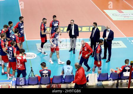 Taranto, Italia. 08th Dic 2021. Prisma Taranto all'inizio del gioco. Durante Prisma Taranto vs Top Volley Cisterna, Pallavolo Serie Italiana A Men Superleague Championship a Taranto, Italy, December 08 2021 Credit: Independent Photo Agency/Alamy Live News Foto Stock