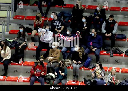 Taranto, Italia. 08th Dic 2021. Fan Prisma Taranto. Durante Prisma Taranto vs Top Volley Cisterna, Volley Serie Italiana A Men Superleague Championship a Taranto, Italy, December 08 2021 Credit: Independent Photo Agency/Alamy Live News Foto Stock