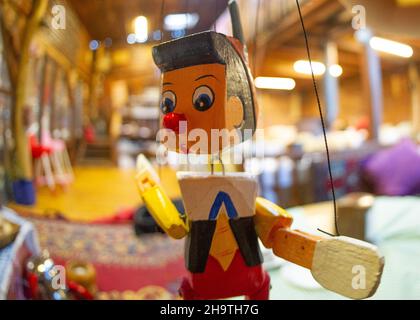 Bambola di Pinocchio in legno fatta a mano con archi Foto Stock