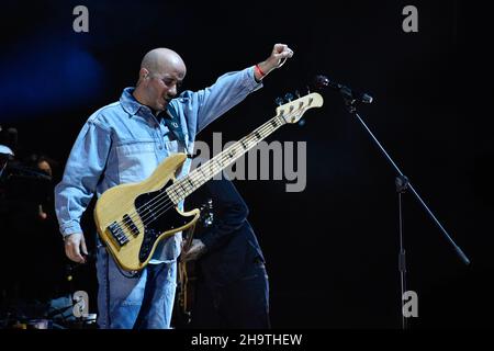 Il gruppo musicale reggae di Puerto Rico Cultura Profetica suona alla Movistar Arena di Bogotà il 4 dicembre 2021 prima del concerto a Lima, in Perù. A Bogotà, Colombia, dicembre 4 2021. Foto Stock