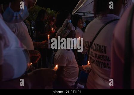 Sociale, comunità e famiglia di leader sociali dissaporiti il 28 novembre sul fiume Yurumangui a Buenaventura, Valle del Cauca candele di luce per ricordarli in una fede spirituale e religiosa durante l'Immacolata Concezione della Vergine Maria a Buenaventura - Valle del Cauca, Colombia il 7 dicembre 2021. Foto Stock