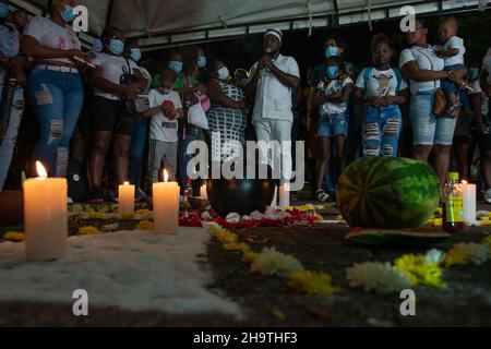 Sociale, comunità e famiglia di leader sociali dissaporiti il 28 novembre sul fiume Yurumangui a Buenaventura, Valle del Cauca candele di luce per ricordarli in una fede spirituale e religiosa durante l'Immacolata Concezione della Vergine Maria a Buenaventura - Valle del Cauca, Colombia il 7 dicembre 2021. Foto Stock