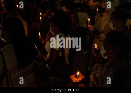 Sociale, comunità e famiglia di leader sociali dissaporiti il 28 novembre sul fiume Yurumangui a Buenaventura, Valle del Cauca candele di luce per ricordarli in una fede spirituale e religiosa durante l'Immacolata Concezione della Vergine Maria a Buenaventura - Valle del Cauca, Colombia il 7 dicembre 2021. Foto Stock