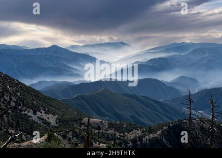 Vista del San Gabriel Canyon dal South Mt Hawkins Lookout Trail nell'area della Angeles National Forest della Los Angeles County, California. Foto Stock