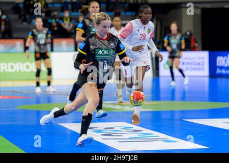 Granollers, Spagna. 08th Dic 2021. Pallamano, Donne: Coppa del mondo, Germania - Congo, turno principale, Gruppo 3, Giorno 1: Amelie Berger (l) di Germania si libra oltre Fanta Diagouragaaus del Congo verso Goal. Credit: Marco Wolf/wolf-sportfato/Marco Wolf/dpa/Alamy Live News Foto Stock