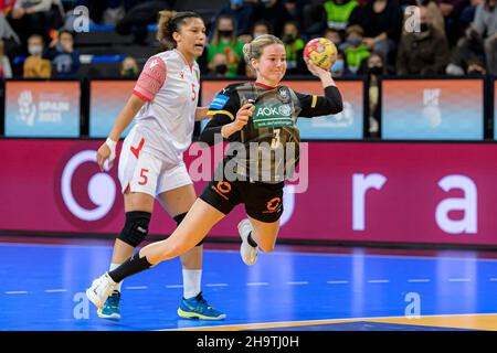 Granollers, Spagna. 08th Dic 2021. Pallamano, Donne: Coppa del mondo, Germania - Congo, turno principale, Gruppo 3, Giornata 1: Amelie Berger (r) della Germania lancia al traguardo a fianco di Kimberley Rutil del Congo. Credit: Marco Wolf/wolf-sportfato/Marco Wolf/dpa/Alamy Live News Foto Stock