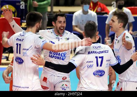 Taranto, Italia. 08th Dic 2021. Top Volley Cisterna esultazione. Durante Prisma Taranto vs Top Volley Cisterna, Pallavolo Serie Italiana A Men Superleague Championship in Taranto, Italia, Dicembre 08 2021 Credit: Independent Photo Agency/Alamy Live News Foto Stock