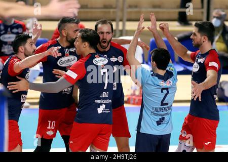 Taranto, Italia. 08th Dic 2021. Prisma Taranto esultazione durante Prisma Taranto vs Top Volley Cisterna, Volley Serie Italiana A Men Superleague Championship a Taranto, Italy, December 08 2021 Credit: Independent Photo Agency/Alamy Live News Foto Stock