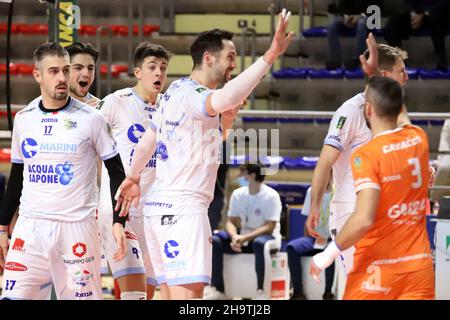 Taranto, Italia. 08th Dic 2021. Top Volley Cisterna esultazione. Durante Prisma Taranto vs Top Volley Cisterna, Pallavolo Serie Italiana A Men Superleague Championship in Taranto, Italia, Dicembre 08 2021 Credit: Independent Photo Agency/Alamy Live News Foto Stock