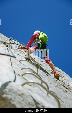 Scalatore in Via Ferrata Chironne, Francia, Dept. Drome Foto Stock