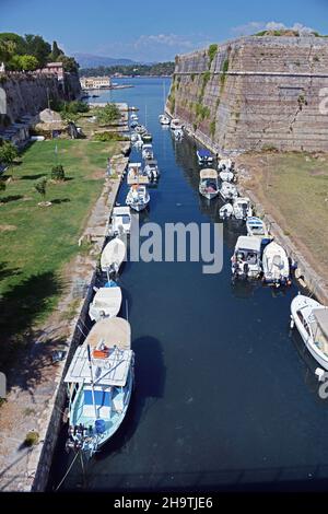 Città di Corfù, il canale tra la città e la castlle Palio Enetiko Frourio, Grecia, Isole IONIE, Corfù, Corfù Foto Stock