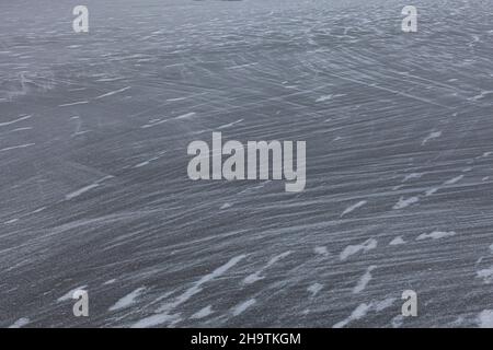 primo ghiaccio grigio sottile sul laghetto all'inizio dell'inverno Foto Stock