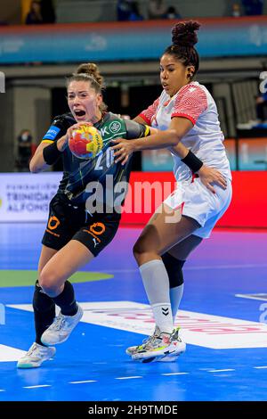 Granollers, Spagna. 08th Dic 2021. Pallamano, Donne: Coppa del mondo, Germania - Congo, turno principale, Gruppo 3, Matchday 1: Emily Bölk (l) di Germania prevale contro Sharon Lea Dorson del Congo. Credit: Marco Wolf/wolf-sportfato/Marco Wolf/dpa/Alamy Live News Foto Stock