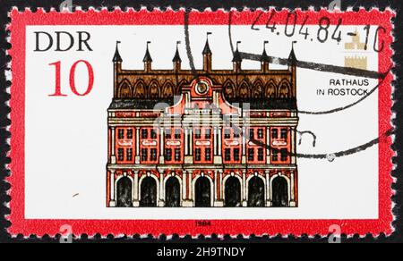 GDR - CIRCA 1984: Un francobollo stampato in GDR mostra Municipio, Rostock, Germania, circa 1984 Foto Stock