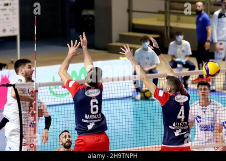 Taranto, Italia. 08th Dic 2021. Top Volley Cisterna Attack. During Prisma Taranto vs Top Volley Cisterna, Volley Serie Italiana A Men Superleague Championship in Taranto, Italy, December 08 2021 Credit: Independent Photo Agency/Alamy Live News Foto Stock