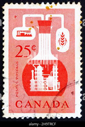 CANADA - CIRCA 1956: Un timbro stampato in Canada mostra industria chimica, circa 1956 Foto Stock