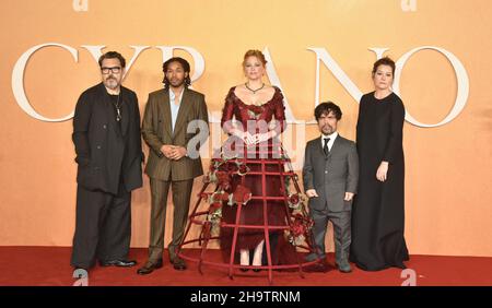 Londra, Regno Unito. 07th Dic 2021. Joe Wright, Kelvin Harrison Jr., Haley Bennett, Peter Dinklage ed Erica Schmidt frequenta 'Cyrano' UK Premiere, all'Odeon Luxe Leicester Square di Londra, Inghilterra. Martedì 7th dicembre 2021. Credit: SOPA Images Limited/Alamy Live News Foto Stock