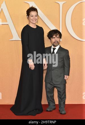 Londra, Regno Unito. 07th Dic 2021. Erica Schmidt e Peter Dinklage frequentano 'Cyrano' UK Premiere, all'Odeon Luxe Leicester Square di Londra. Credit: SOPA Images Limited/Alamy Live News Foto Stock