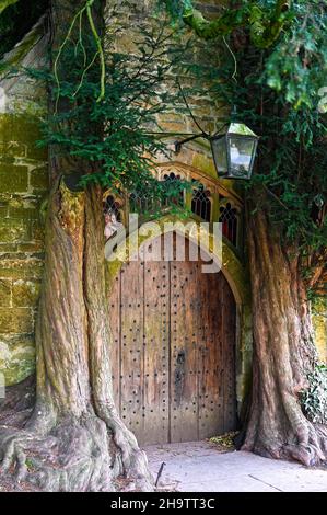 Porta mistica nella storica chiesa di St Edward a Stow-on-the-Wold. La porta di legno sembra un portale. Foto Stock