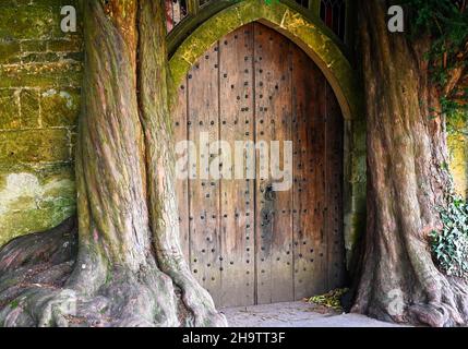 Porta mistica nella storica chiesa di St Edward a Stow-on-the-Wold. La porta di legno sembra un portale. Foto Stock