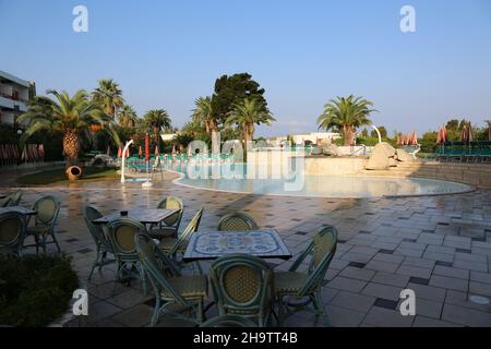 Cafe mobili vicino alla piscina dell'hotel in estate Foto Stock