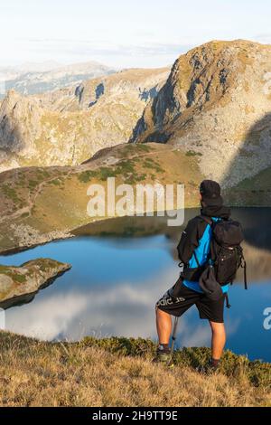 Escursioni in montagna, escursionismo presso il dorso di Otovitsa che si affaccia sui sette laghi di Rila sul sentiero europeo E4 a lunga distanza, Rila Mountain, Bulgaria Foto Stock