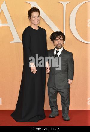 Londra, Regno Unito. 07th Dic 2021. Erica Schmidt e Peter Dinklage frequentano 'Cyrano' UK Premiere, all'Odeon Luxe Leicester Square di Londra. (Foto di James Warren/SOPA Images/Sipa USA) Credit: Sipa USA/Alamy Live News Foto Stock