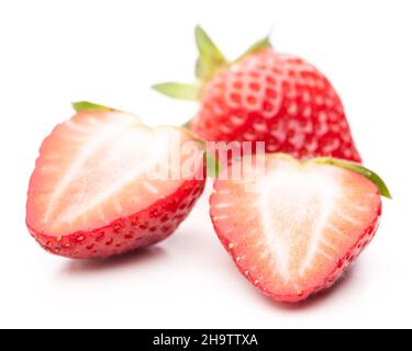 tagliato aperto, genuino, fragola, fragole, isolato, cutout, fresco, fresco, frutta, frutta, fruttato, primavera, gustoso, verde, verde, metà, metà, metà, Foto Stock