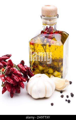 olio, olio d'oliva, aglio, condimento, salsa, erbe, giallo, isolato, timo, rosmarino, luminoso, spezie, cucina, fatta in casa, trasparente, rosso, olio di erbe, ba Foto Stock