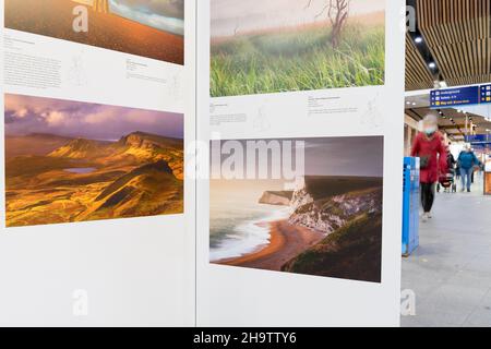 Londra UK 08 Dicembre 2021: Mostra di immagini premiate del concorso 2021, con il supporto di Network Rail, nella stazione London Bridge Inghilterra UK. Credit: Xiu Bao/Alamy Live News Foto Stock