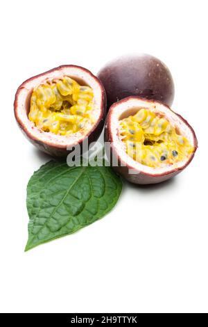 frutto della passione, foglia, aperto, bianco, metà, cuore, ombra, tropicale, mentendo, metà, isolato, carne, insieme, porpora, frutta, sfondo, naturale, maturo, Foto Stock