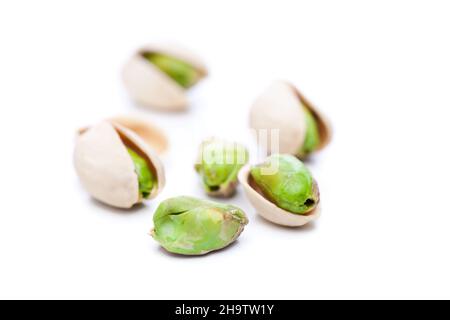 pistacchio, pistacchio, guscio, gusci, pistacchio, alcuni, aperti, salati, verdi, bianchi, background, close, closeup, close-up, molti, sbucciato, sbucciato, ins Foto Stock