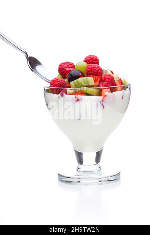 yogurt, pieno, frutta, frutta, cremoso, dessert, bicchiere, bianco, cocktail, fresco, sfondo, molti, lampone, macedonia di frutta, design, colorato, verde, dritto Foto Stock