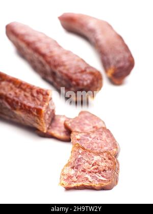 salsicce affumicate, salsicce, fondo bianco, grasso, vicino, Salsiccia, affumicata, Austria, tavola, secca, multiplo, marrone, sfondo, bianco, dettaglio, legno, stu Foto Stock