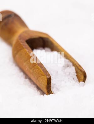 sale, pala, mucchio, grani di sale, grani, grossolano, cristallo, spezia, salato, molti, obliquo, naturalmente, completamente, cibo, cristalli di sale, bianco, marrone, sale marino, Foto Stock